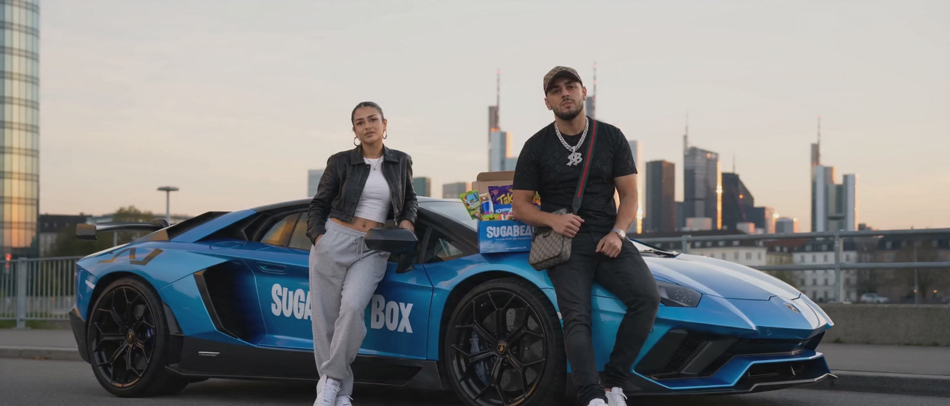 Load video: Paar mit Snackbox in Nahaufnahme